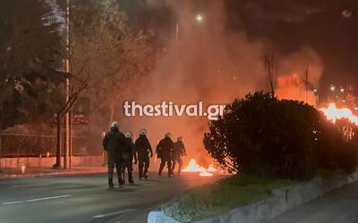 Θεσσαλονίκη: Έστησαν οδοφράγματα και έβαλαν φωτιά έξω από νοσοκομείο!