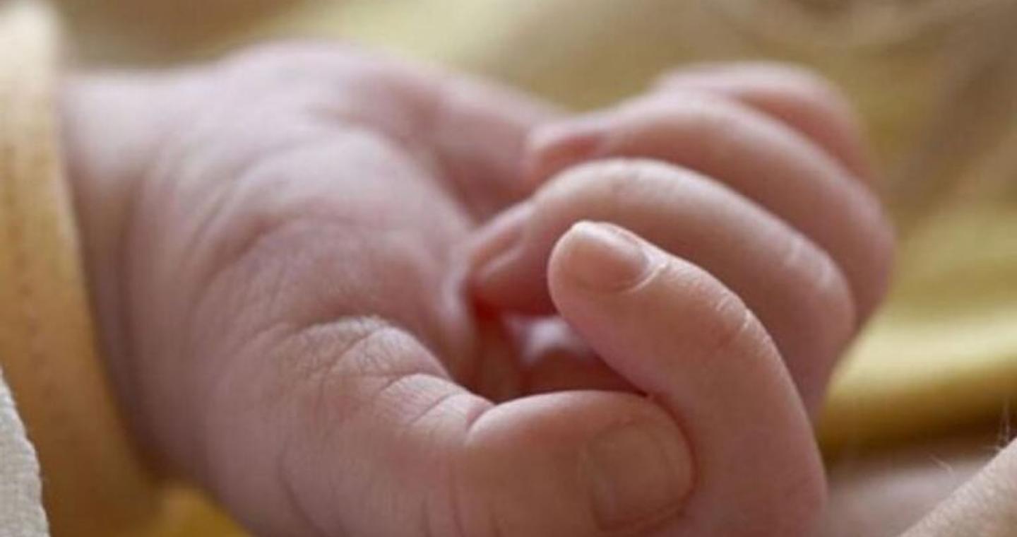 Bρέφος βρέθηκε χωρίς τις αισθήσεις του στην Αθήνα – Εισέπνευσε ναρκωτικές ουσίες και νοσηλεύεται διασωληνωμένο