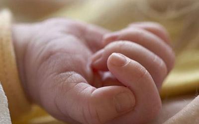 Σοκ: Βρέφος ενός έτους διασωληνωμένο μετά από χρήση ναρκωτικών από τον πατέρα;