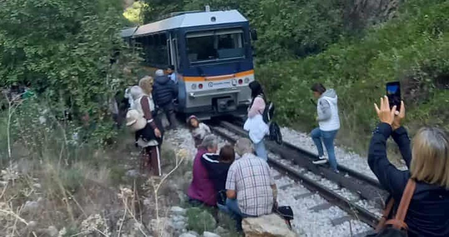 Ακινητοποιήθηκε ο Οδoντωτός κοντά στο Διακοφτό – Απεγκλωβίστηκαν οι επιβάτες