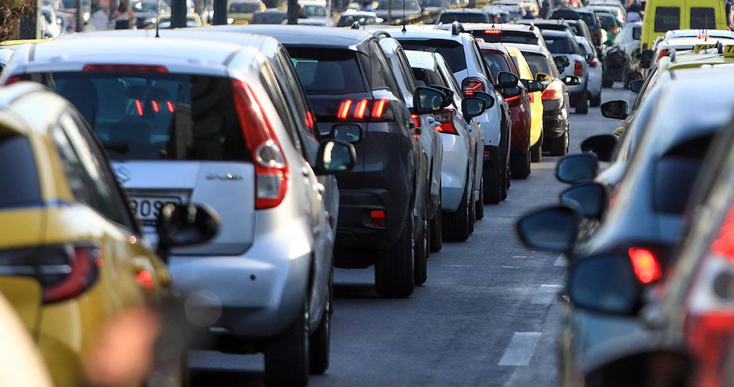 Κίνηση τώρα: Ουρές χιλιομέτρων στον Κηφισό – Νταλίκα έπεσε στα κιγκλιδώματα