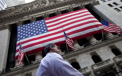 Wall Street σε πτώση: Ανησυχίες για τράπεζες και εμπορικό πόλεμο