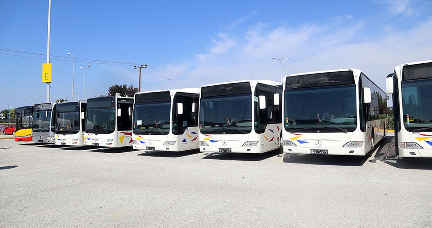 Λιγότερα δρομολόγια λεωφορείων, τρόλεϊ, αλλά περισσότεροι επιβάτες