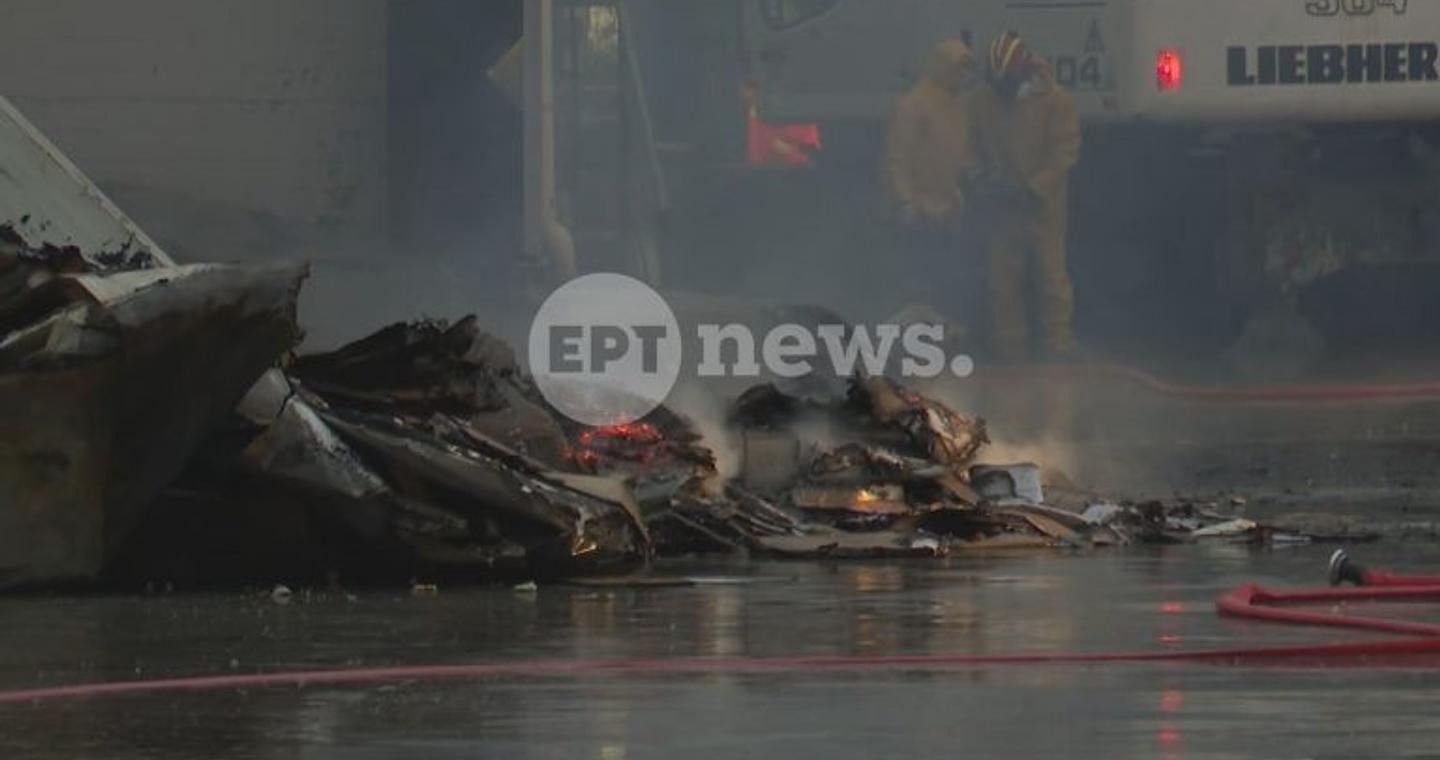 Κέρκυρα: Στις φλόγες επιχείρηση κατεψυγμένων προϊόντων, μάχη της Πυροσβεστικής για την κατάσβεση – Εστάλη μήνυμα από το 112