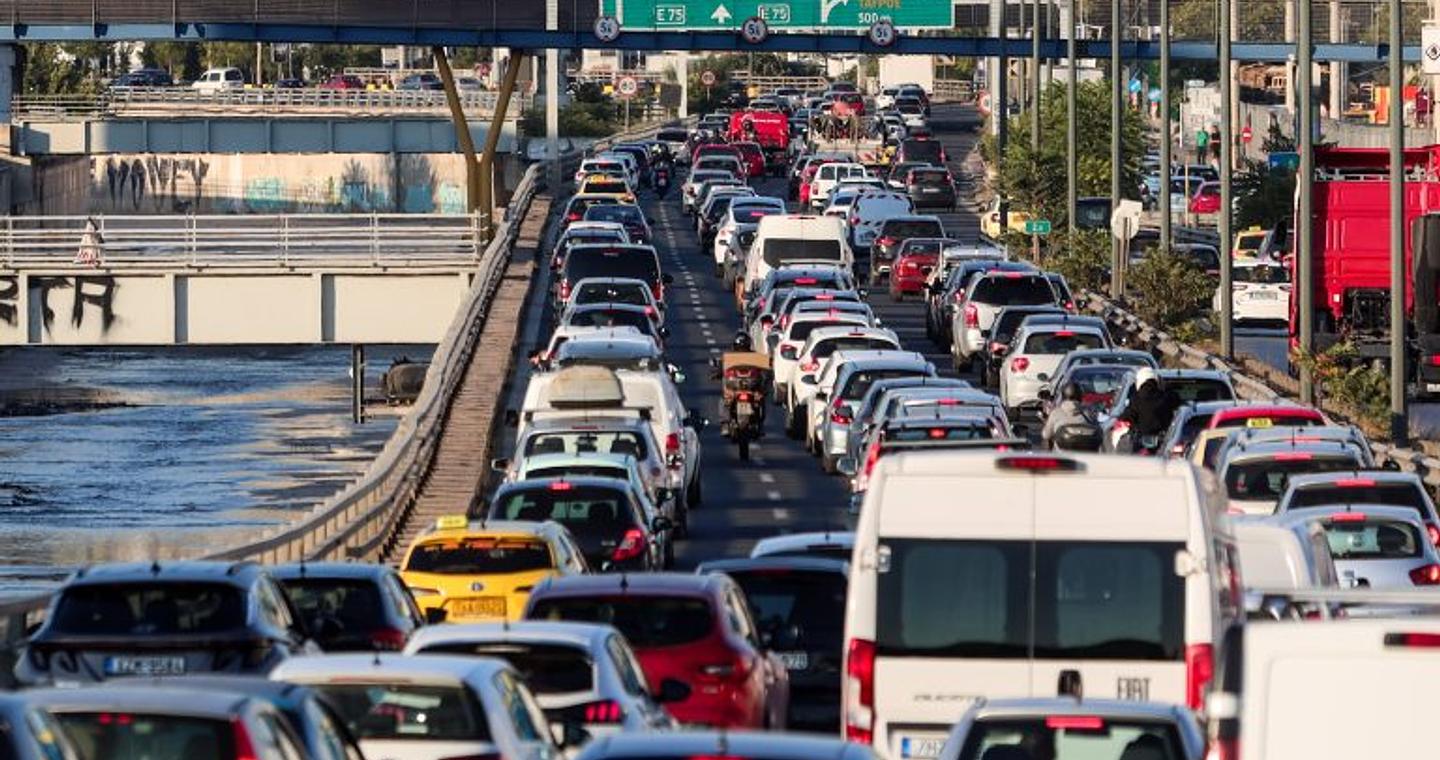 Τροχαίο με νταλίκα στον Κηφισό στο ύψος των ΚΤΕΛ – Μποτιλιάρισμα στο σημείο
