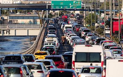 Χαμός στην Κηφισού: Νταλίκα «καρφώθηκε» στα κιγκλιδώματα – Τι συνέβη;