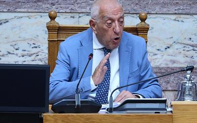 Κακλαμάνης: Έτσι πρέπει να στεκόμαστε στο βήμα της Βουλής – Ηχηρό μήνυμα