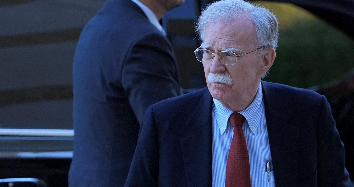 Τζον Μπόλτον: Παραδόθηκε στις Αρχές ο πρώην σύμβουλος του Τραμπ