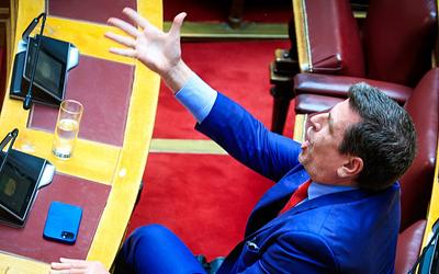 Ένταση στη Βουλή: Αντιπαράθεση Καιρίδη-Βελόπουλου για τον "πατριωτισμό" και χρήματα στο εξωτερικό.