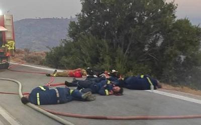 Χίος: Η φωτογραφία των πυροσβεστών που ράγισε καρδιές!