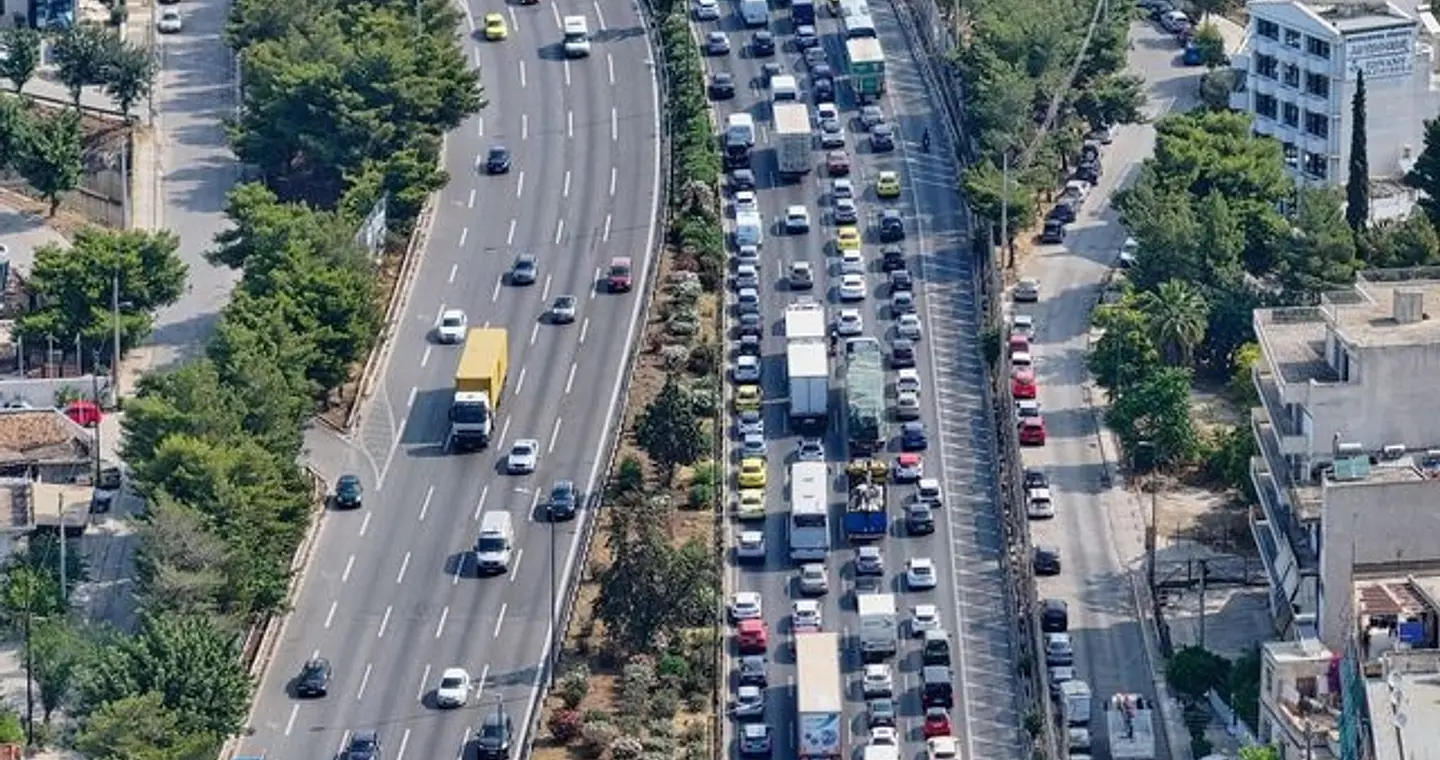 Κίνηση στους δρόμους: “Κόλαση” στον Κηφισό, καθυστερήσεις στην Αττική Οδό – LIVE ΧΑΡΤΗΣ