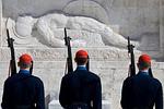 Μνημείο Αγνώστου Στρατιώτη: Πολιτική θύελλα για την αλλαγή φρουράς!