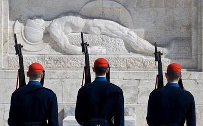 Μνημείο Αγνώστου Στρατιώτη: Πολιτική θύελλα για την αλλαγή φρουράς!