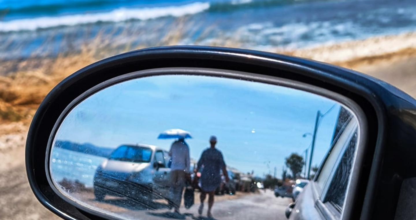 Ψώνια στο πίσω κάθισμα, αγκαλιές, δυνατή μουσική, άσκοπο κορνάρισμα: Τα περίεργα πρόστιμα του νέου ΚΟΚ