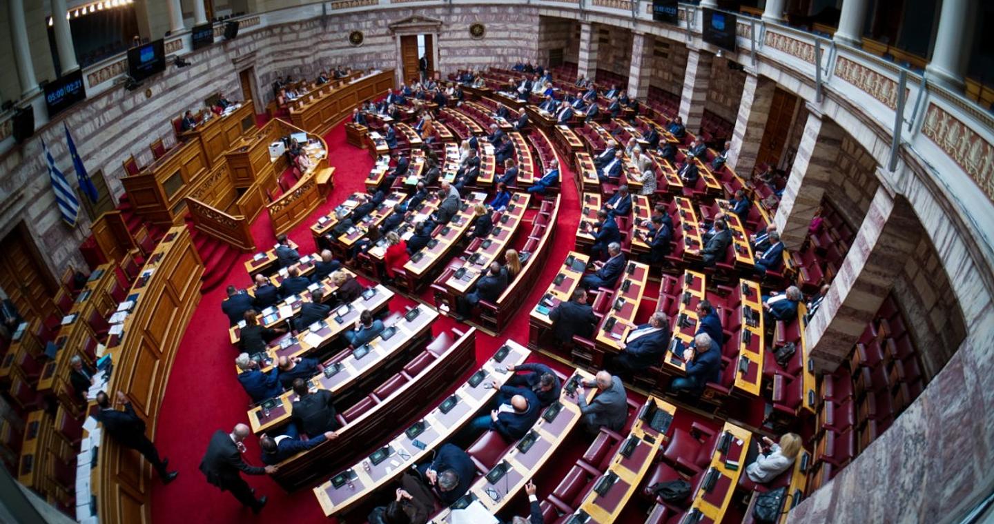 Βουλή: Απορρίφθηκε η ένσταση αντισυνταγματικότητας για το 13ωρο – Την Πέμπτη η ψηφοφορία