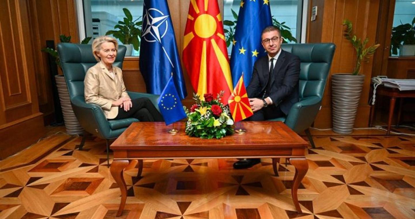 Η Ούρσουλα Φον ντερ Λάιεν καλεί τη Βόρεια Μακεδονία να τροποποιήσει το Σύνταγμά της για να συνεχιστεί η ευρωπαϊκή πορεία της χώρας