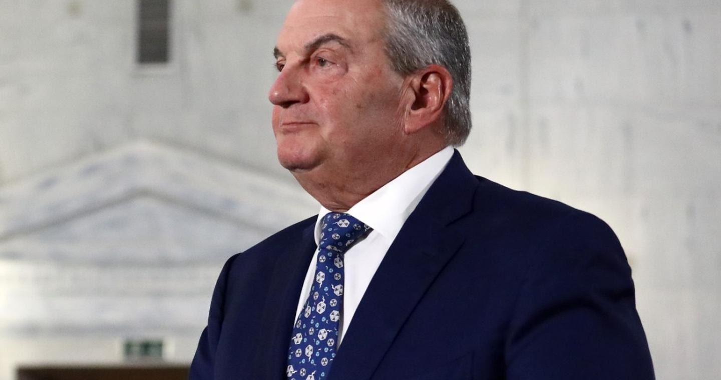 Ο Καραμανλής πυροβόλησε, ο Σαμαράς χειροκρότησε, και το Μαξίμου σε… πανικό