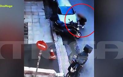 Έκτακτο: Γυναίκα σκάει λάστιχα αυτοκινήτων στο Παγκράτι – Την ψάχνει η αστυνομία!