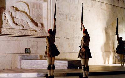 Μέτωπο Δένδια-Μαξίμου; Παρασκήνιο για Άγνωστο Στρατιώτη, ΟΠΕΚΕΠΕ και εσωκομματικές