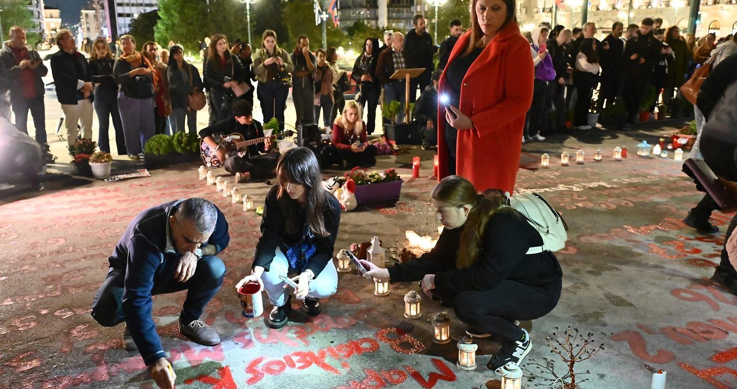 Συγκέντρωση για τα Τέμπη – Συγγενείς των θυμάτων ξανάγραψαν τα ονόματα μπροστά από τη Βουλή