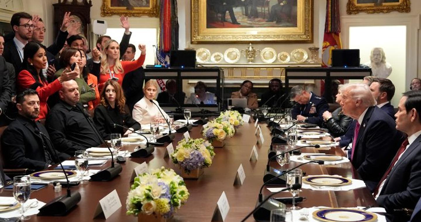 Ο Τραμπ πιέζει Ρωσία και Ουκρανία να τερματίσουν τον πόλεμο μετά την «άβολη» συνάντηση με τον Ζελένσκι – Για «ουσιαστική» συζήτηση κάνει λόγο ο Ουκρανός πρόεδρος