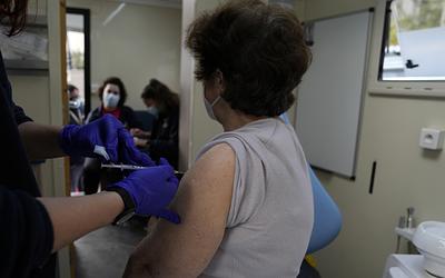 Γρίπη & Covid: Έρχεται έξαρση; Όσα πρέπει να ξέρετε για τον εμβολιασμό!