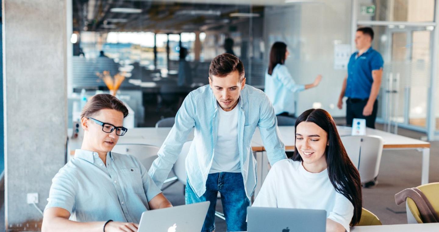 Gen Z: Μπορεί και θέλει αυτή η γενιά να εργαστεί με τα πρότυπα των προηγούμενων γενεών;