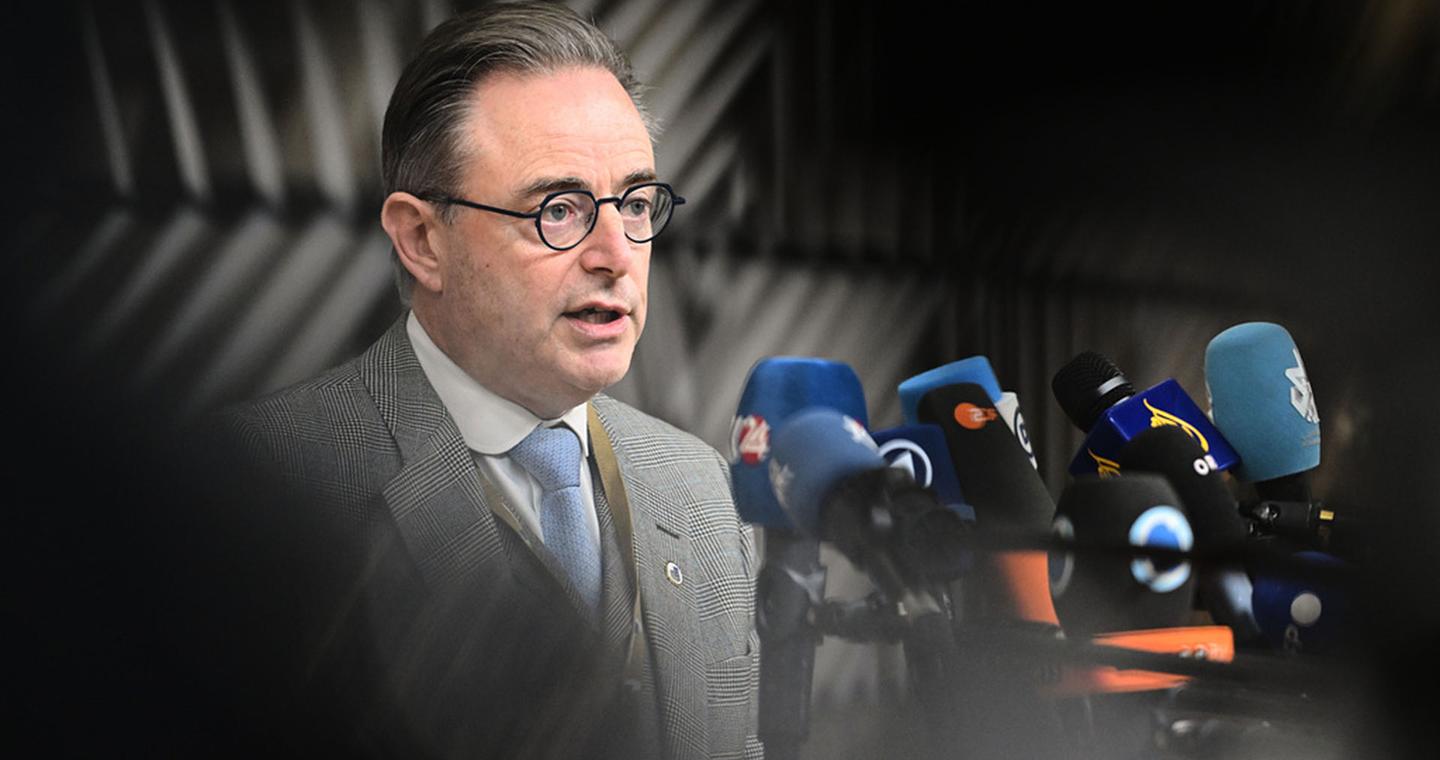 Politico: Πώς το Βέλγιο εκτροχιάζει το σχέδιο για δάνειο στην Ουκρανία