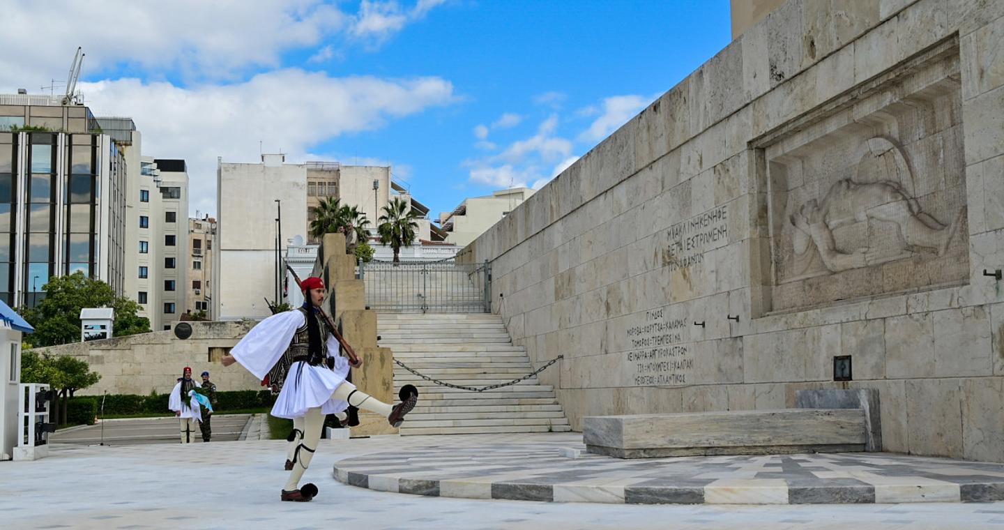 Σκληραίνει η κόντρα για τον Άγνωστο Στρατιώτη - Στη δικαιοσύνη προσφεύγει ο Δούκας