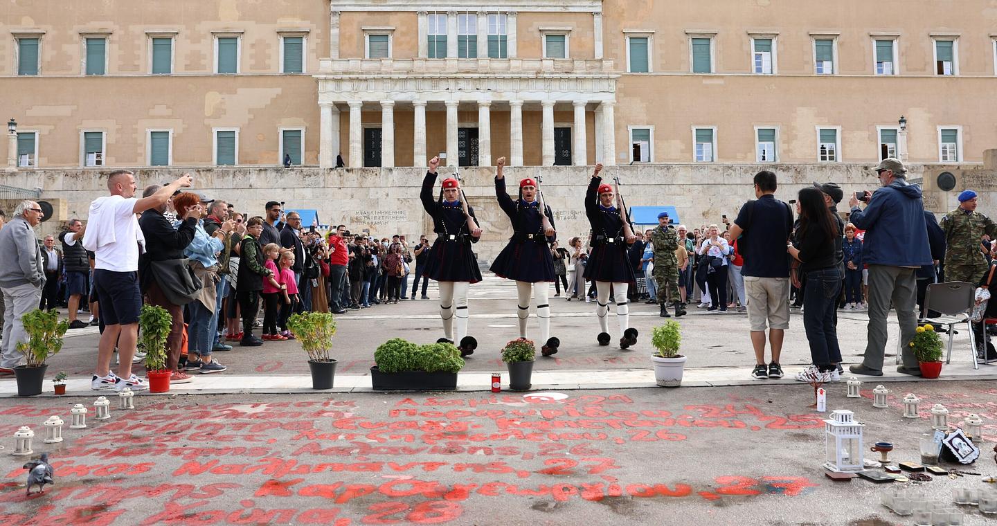 Δούκας για Αγνωστο Στρατιώτη: Προσφυγή στη Δικαιοσύνη για την ανάθεση του καθαρισμού σε ιδιώτες
