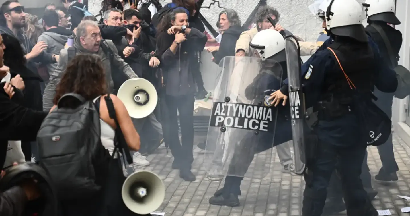 Ξεχειλίζει η οργή μετά το ξύλο και τα χημικά των ΜΑΤ: Νέα συγκέντρωση έξω από την Πρωτοβάθμια