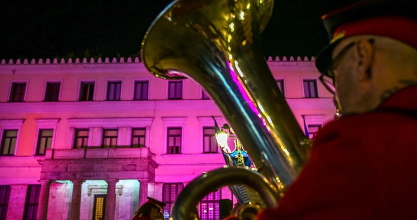 Στα ροζ «ντύθηκαν» το Δημαρχείο των Αθηνών και το Δημοτικό Θέατρο Πειραιά