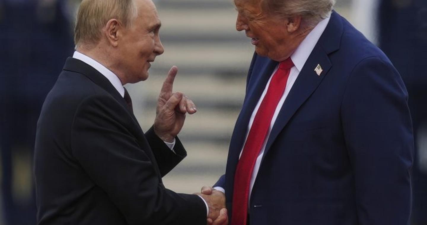 CNN: Πώς τα σχέδια του Τραμπ για τη συνάντηση με τον Πούτιν στη Βουδαπέστη μετατράπηκαν σε κυρώσεις