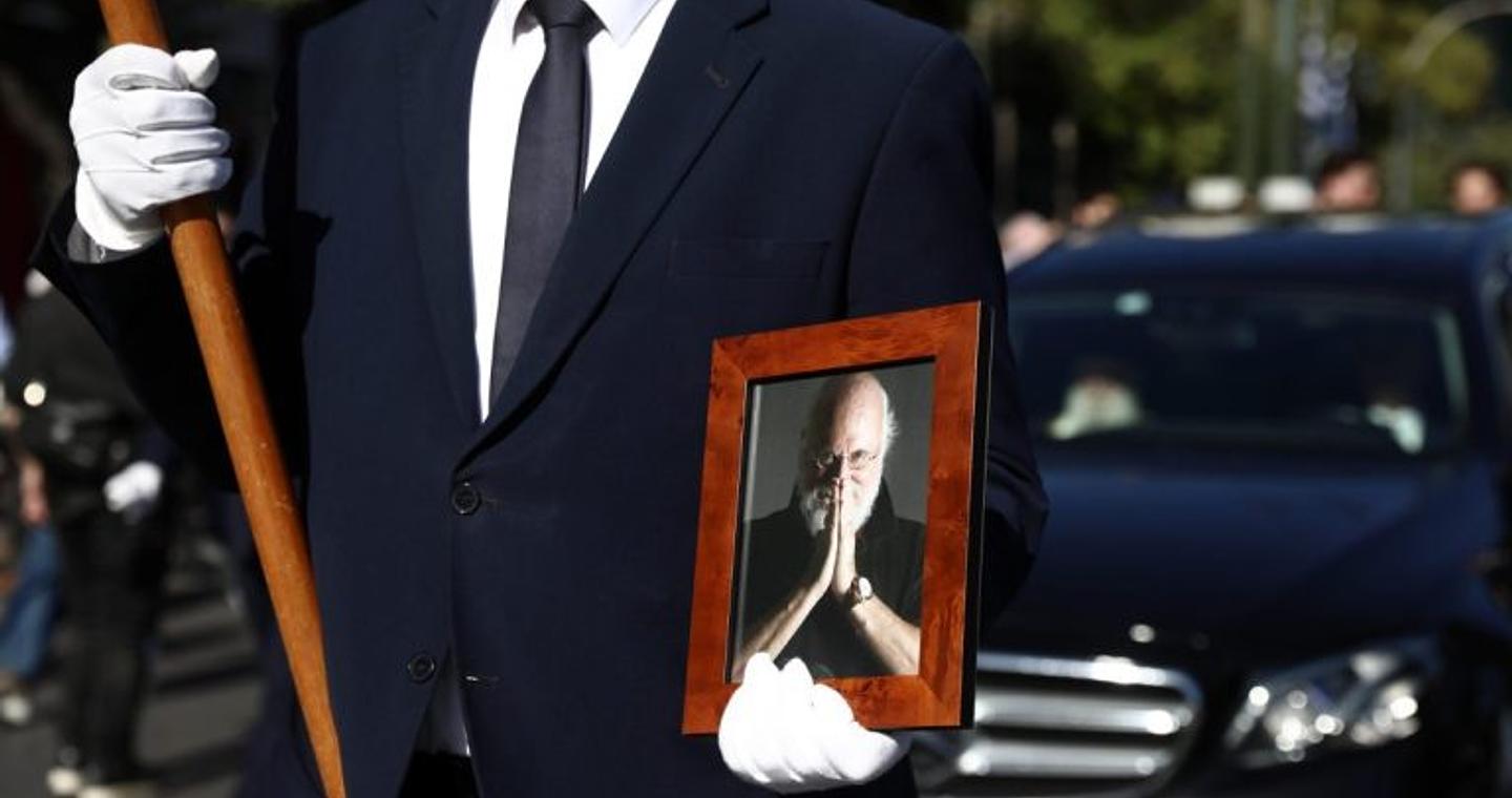 Τελευταίο χειροκρότημα στον Διονύση Σαββόπουλο – Σεβασμός και ευγνωμοσύνη για τον μεγάλο τραγουδοποιό