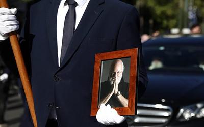 Συγκίνηση στην κηδεία του Διονύση Σαββόπουλου: "Έντυσε με νότες τις αγωνίες μας"