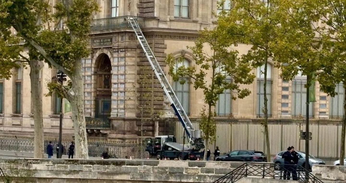 Λούβρο: Ετοιμαζόταν να ταξιδέψει στην Αλγερία ένας εκ των δύο συλληφθέντων – Πώς έφτασαν στα ίχνη τους οι Αρχές