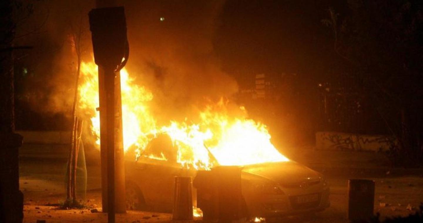 Νέα Φιλαδέλφεια: Στις φλόγες αυτοκίνητα έκθεσης στον παράδρομο της Εθνικής