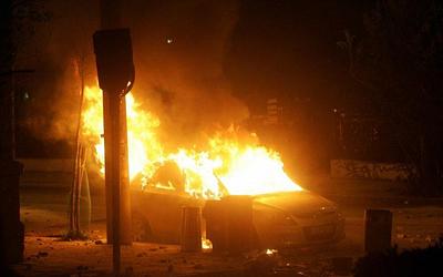Νέα Φιλαδέλφεια: Εφτά αυτοκίνητα παραδόθηκαν στις φλόγες – Έρευνες για εμπρησμό