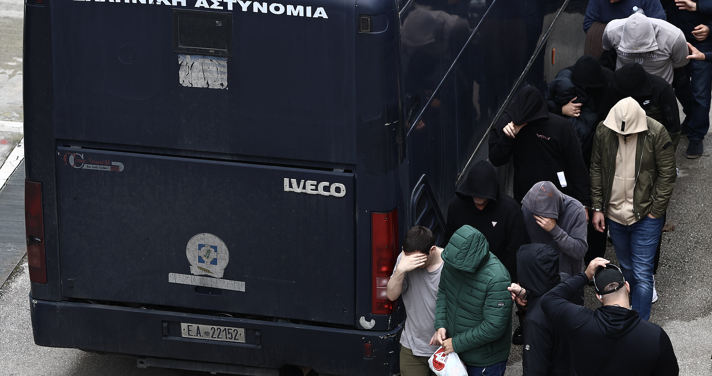 ΟΠΕΚΕΠΕ: Με βραχιολάκι η πρώην σύζυγος του φερόμενου αρχηγού – 9 οι προφυλακισθέντες