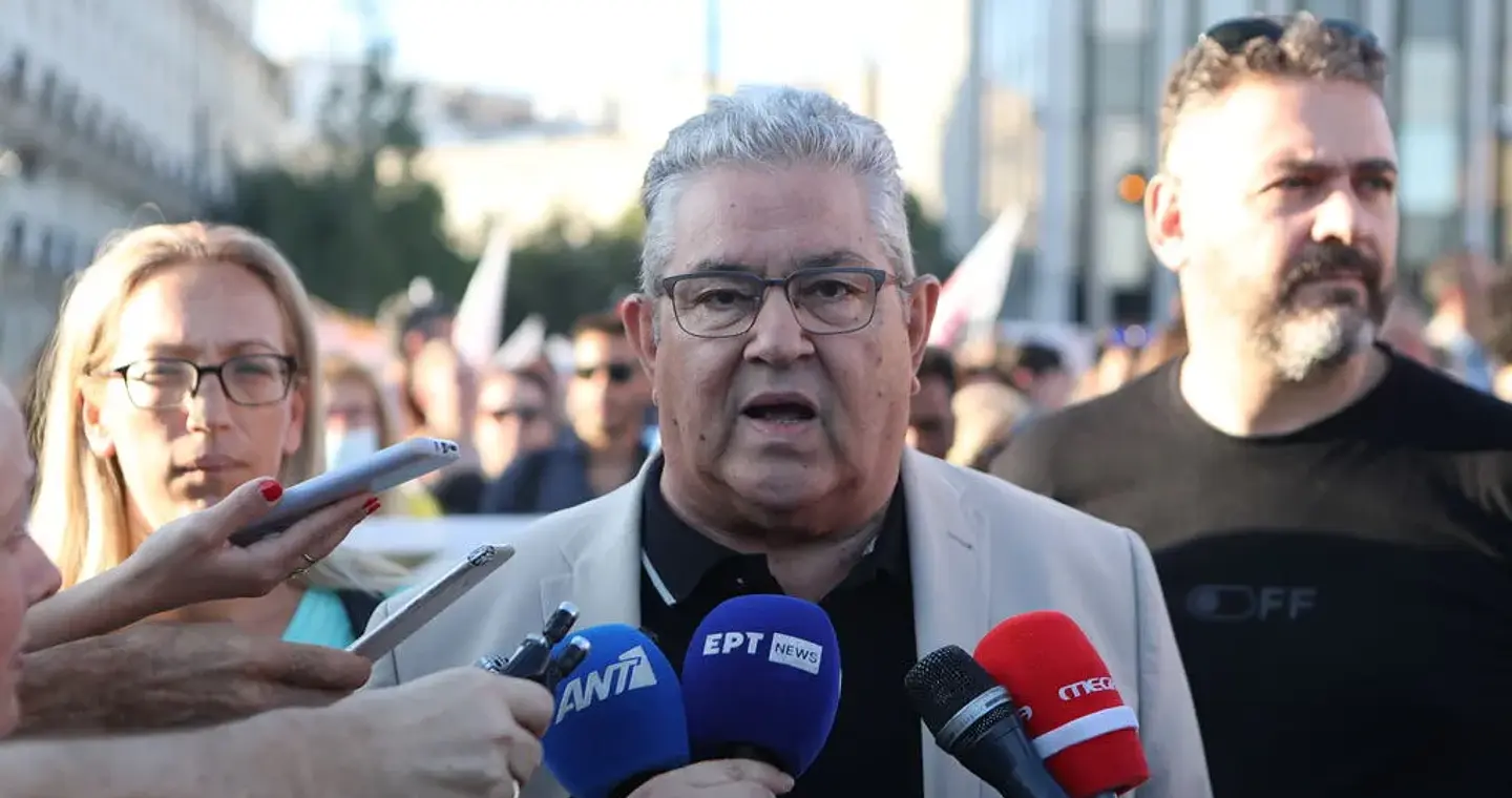 Κουτσούμπας: Τιμάμε τους νεκρούς, σηκώνουμε τη σημαία ψηλά