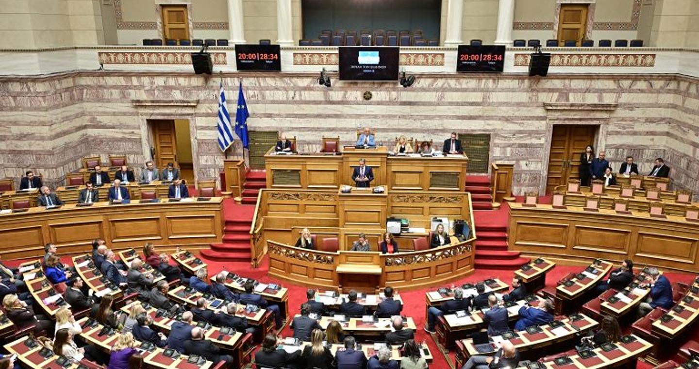 H αντιπαράθεση στη Βουλή για το μνημείο του Άγνωστου Στρατιώτη