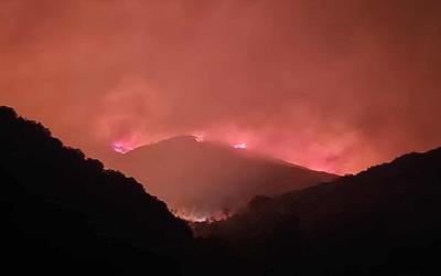 Φωτιά στην Πρέβεζα: Εκκενώσεις οικισμών και δραματική μάχη με τις φλόγες