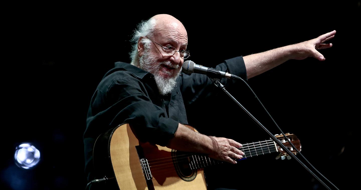 Διονύσης Σαββόπουλος (1944-2025): Ο Νιόνιος που ένωσε τις φωνές των Ελλήνων