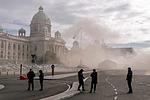 Σερβία: Πυροβολισμοί και φωτιά έξω από τη Βουλή – Ένας τραυματίας!