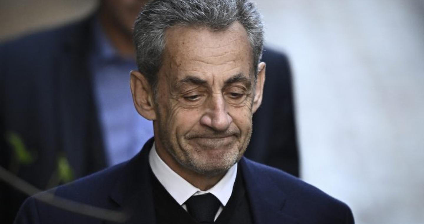 «Τα ξέρουμε όλα, δώσε πίσω τα δισεκατομμύρια»: Χλευασμός και απειλές στον Σαρκοζί την πρώτη του νύχτα στη φυλακή