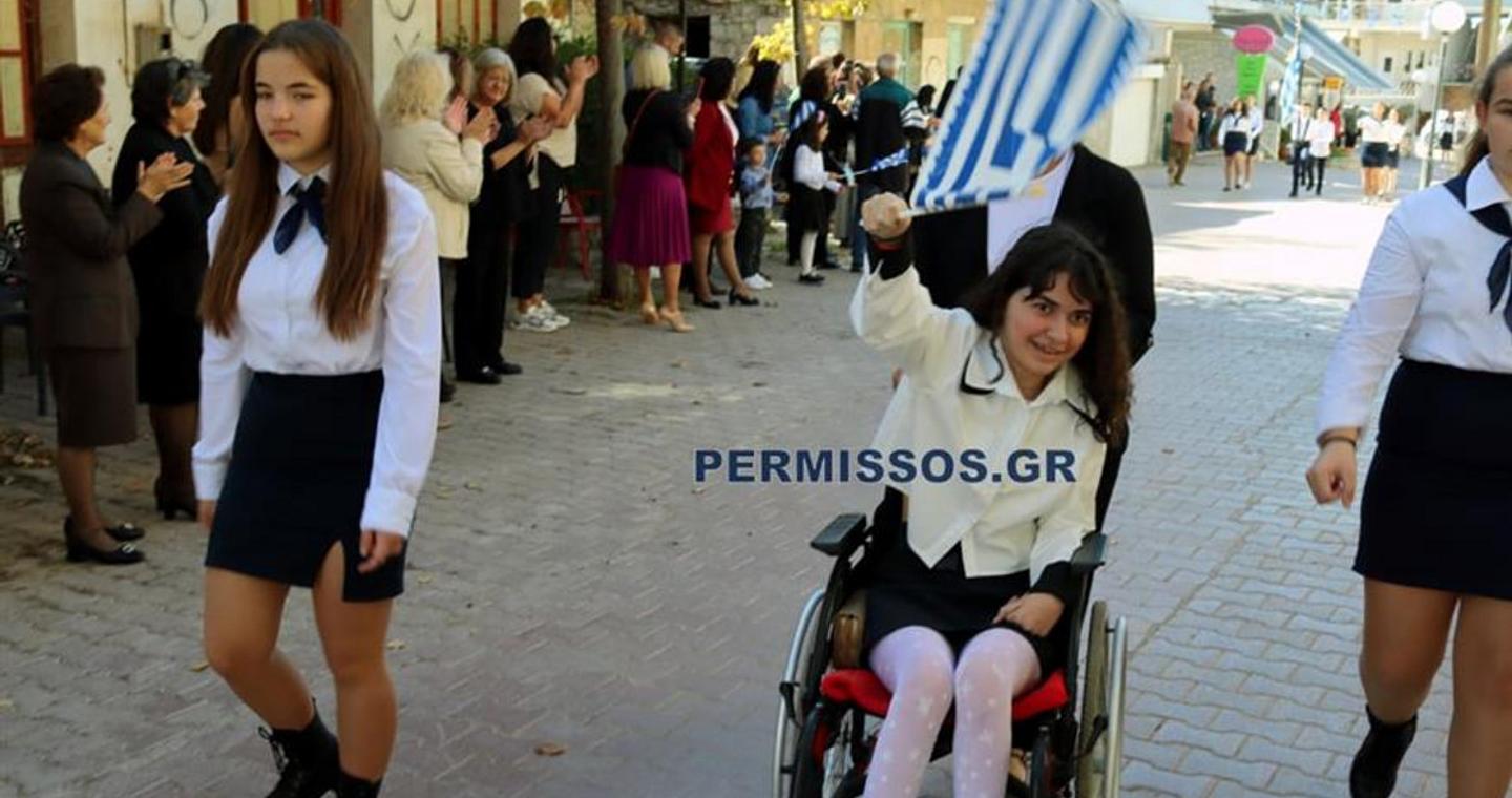 Η μικρή Αλεξία παρελαύνει έξι χρόνια μετά τον τραυματισμό της από αδέσποτη σφαίρα και δίνει μάθημα δύναμης και ελπίδας