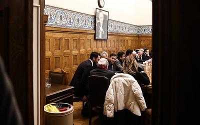 ΠΑΣΟΚ: Παράξενη σύσκεψη στη Βουλή χωρίς τον Ανδρουλάκη – Τι συμβαίνει;