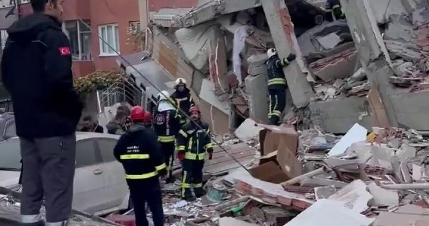 Κατέρρευσε εξαώροφη πολυκατοικία σε προάστιο της Κωνσταντινούπολης - Βίντεο