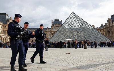 Ληστεία στο Λούβρο: Οι ύποπτοι «εν μέρει» ομολόγησαν, η έρευνα συνεχίζεται