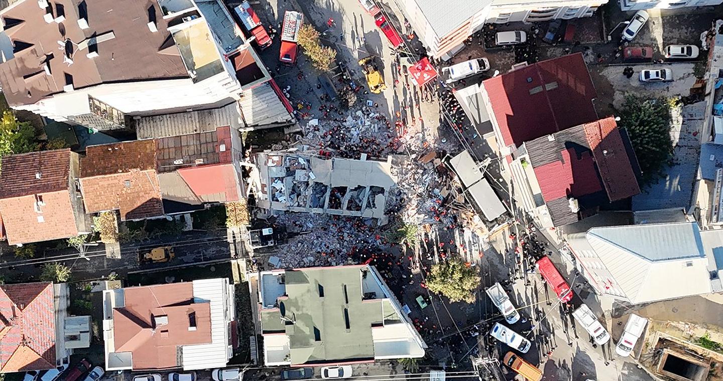 Κατάρρευση κτιρίου στην Τουρκία: Δύο παιδιά νεκρά – Μάχη με τον χρόνο για ακόμη τρεις εγκλωβισμένους